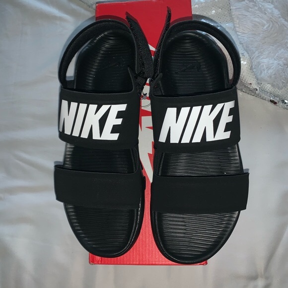 nike tanjun sandals size 6